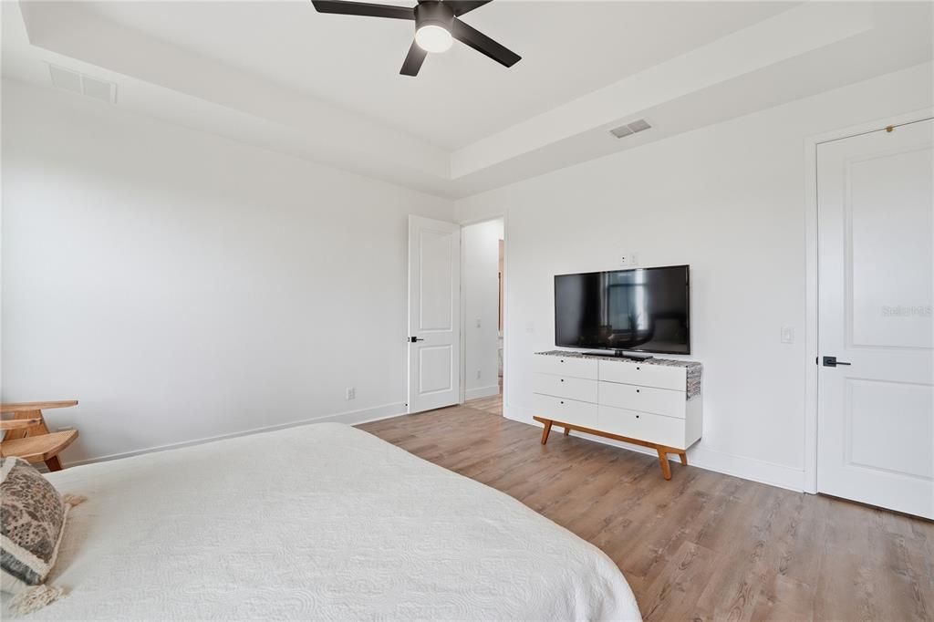 En Venta: $779,000 (5 camas, 3 baños, 2621 Pies cuadrados)