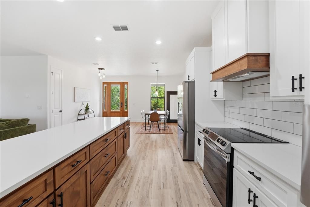 En Venta: $779,000 (5 camas, 3 baños, 2621 Pies cuadrados)