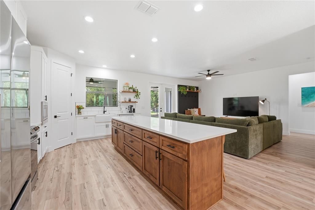 En Venta: $779,000 (5 camas, 3 baños, 2621 Pies cuadrados)