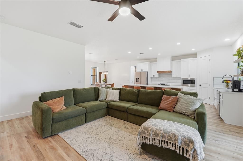 En Venta: $779,000 (5 camas, 3 baños, 2621 Pies cuadrados)