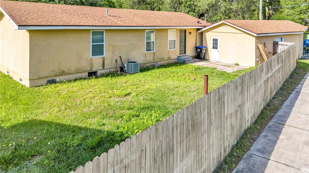 Activo con contrato: $294,900 (4 camas, 2 baños, 1715 Pies cuadrados)