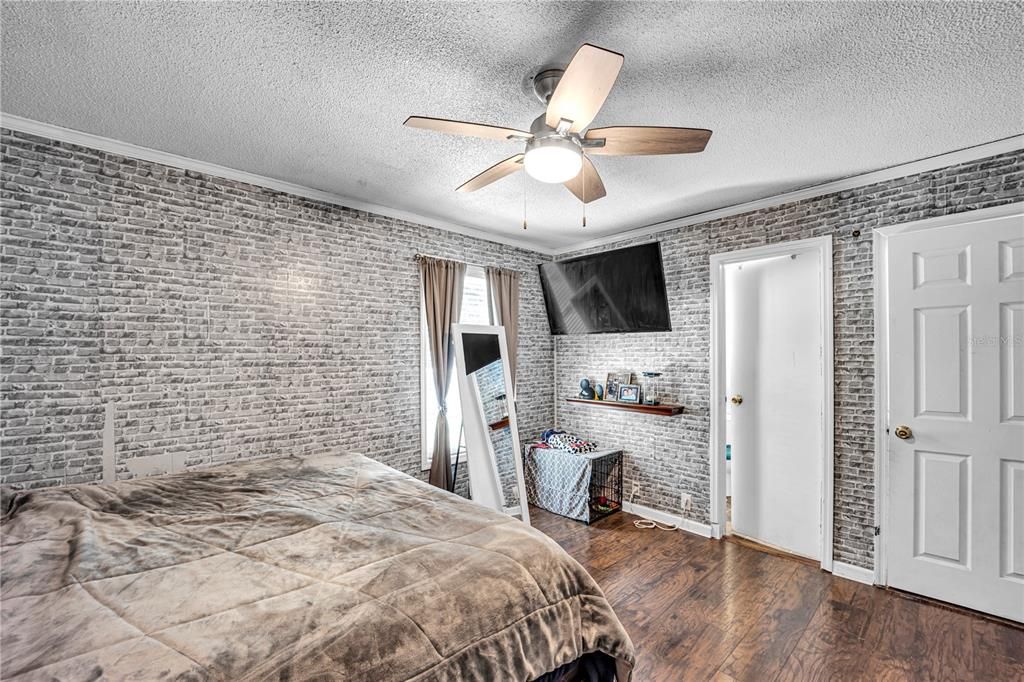 Activo con contrato: $294,900 (4 camas, 2 baños, 1715 Pies cuadrados)