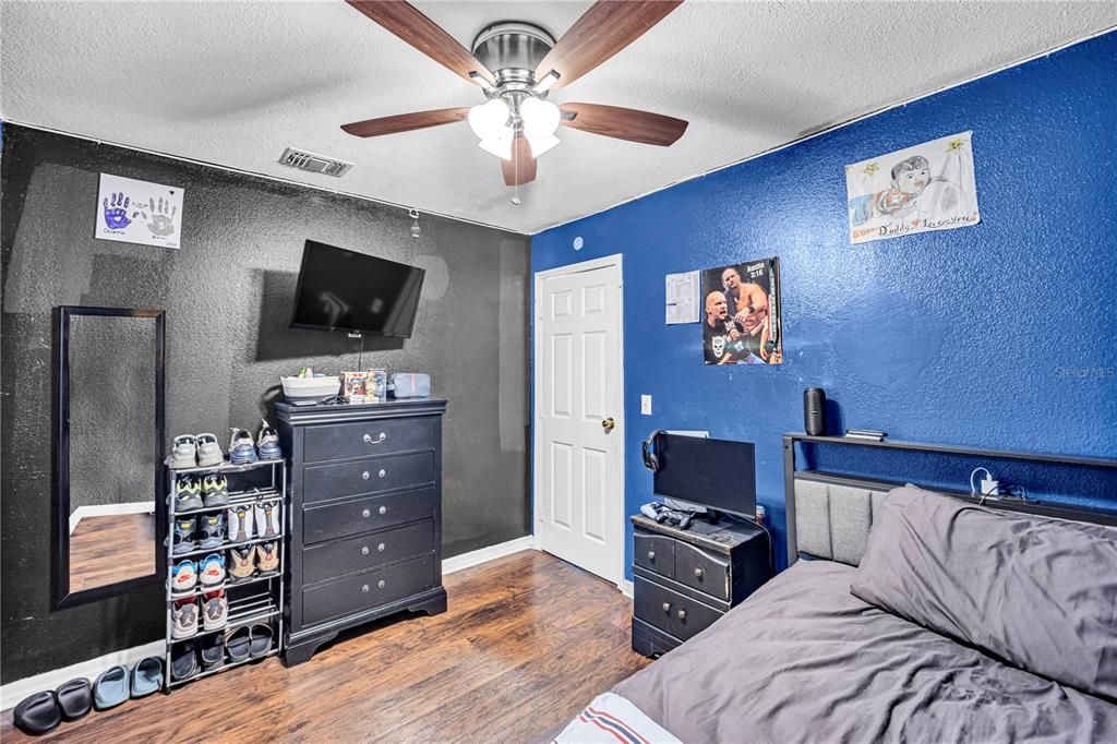Activo con contrato: $294,900 (4 camas, 2 baños, 1715 Pies cuadrados)