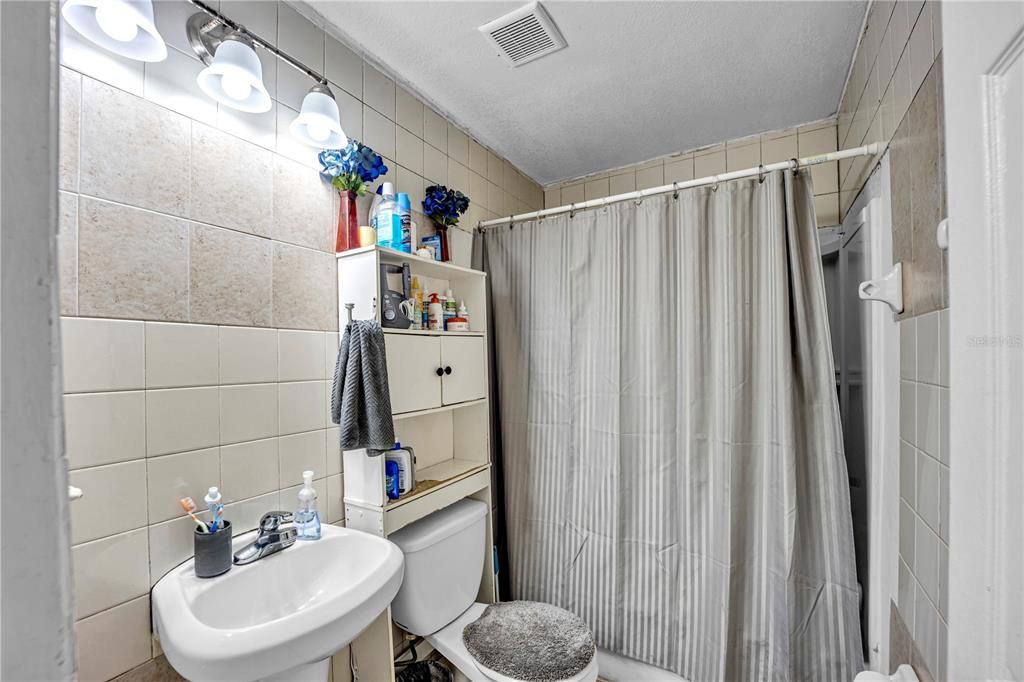 Activo con contrato: $294,900 (4 camas, 2 baños, 1715 Pies cuadrados)