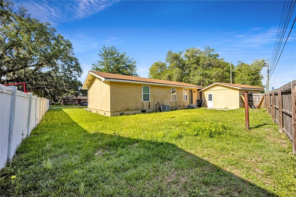 Activo con contrato: $294,900 (4 camas, 2 baños, 1715 Pies cuadrados)