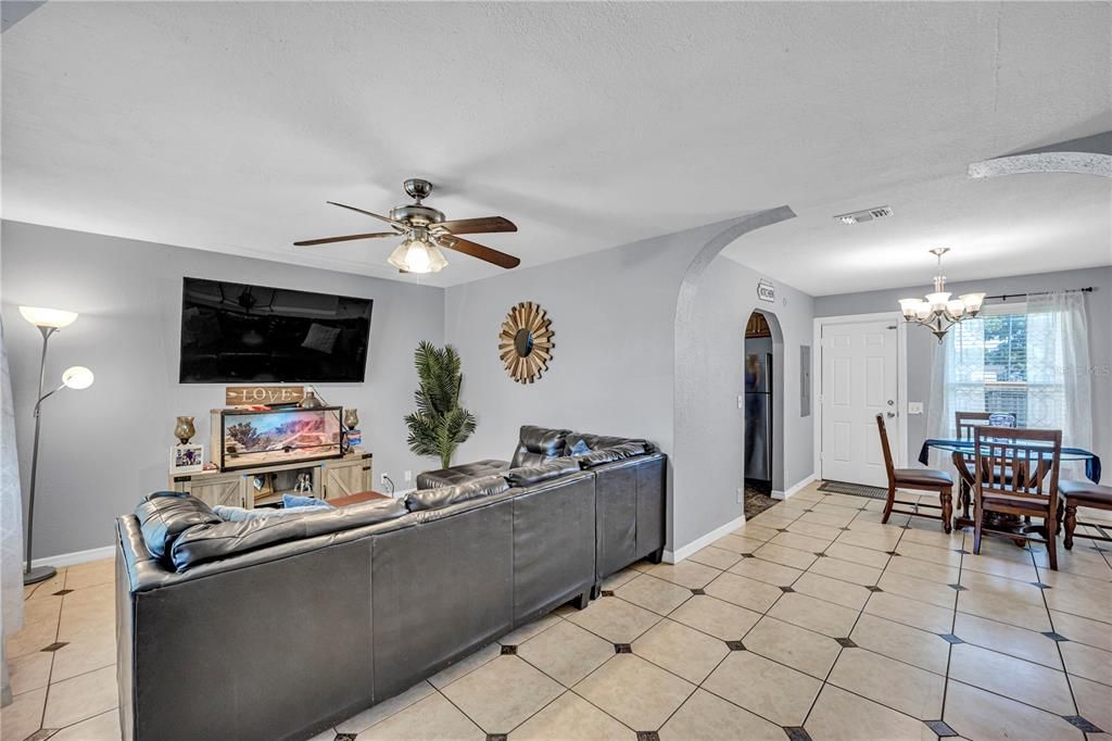 Activo con contrato: $294,900 (4 camas, 2 baños, 1715 Pies cuadrados)