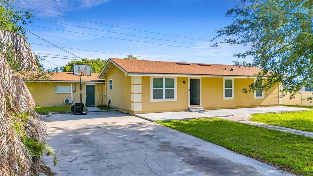 Activo con contrato: $294,900 (4 camas, 2 baños, 1715 Pies cuadrados)