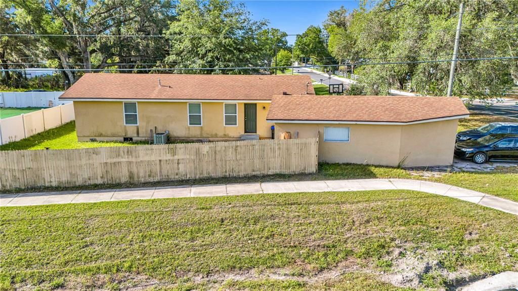 Activo con contrato: $294,900 (4 camas, 2 baños, 1715 Pies cuadrados)