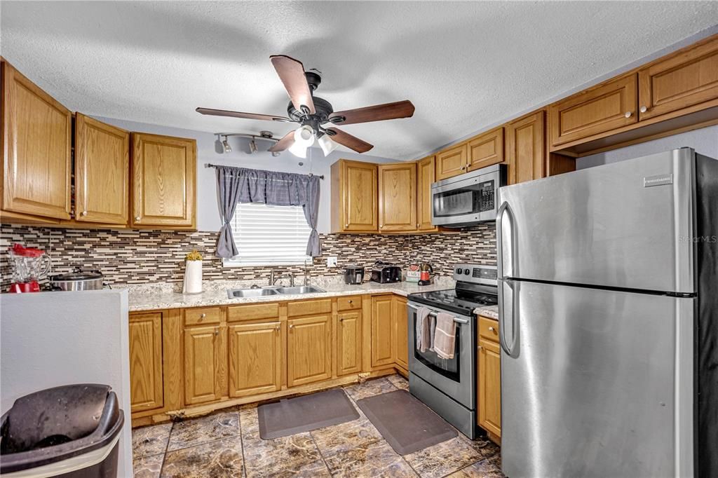 Activo con contrato: $294,900 (4 camas, 2 baños, 1715 Pies cuadrados)