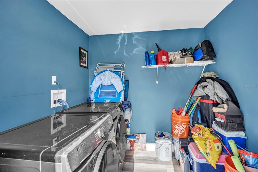 Activo con contrato: $294,900 (4 camas, 2 baños, 1715 Pies cuadrados)