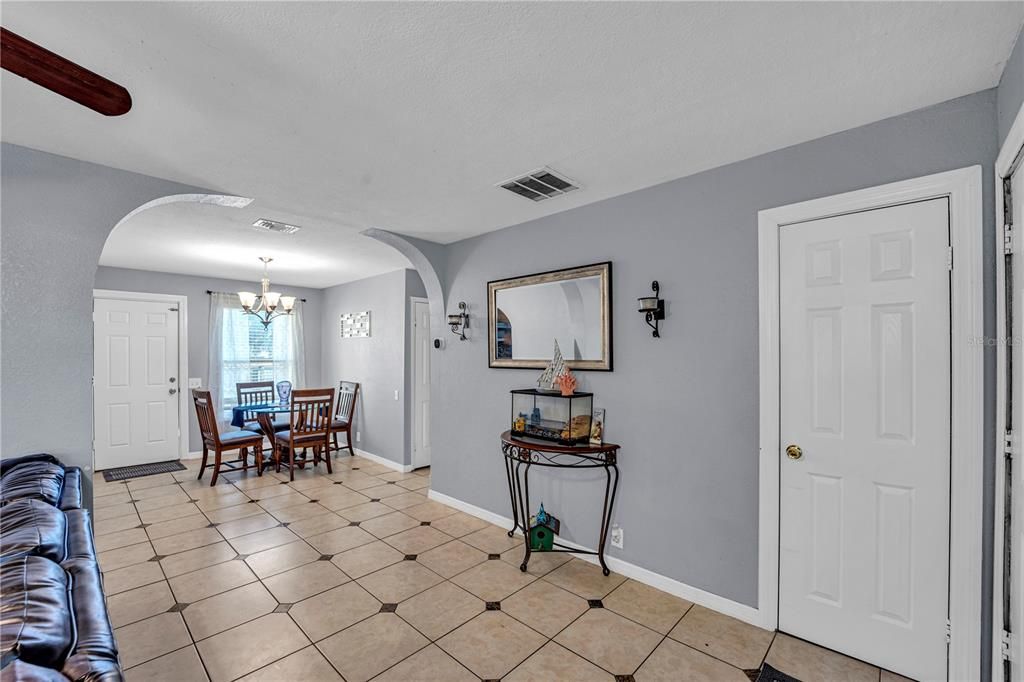 Activo con contrato: $294,900 (4 camas, 2 baños, 1715 Pies cuadrados)