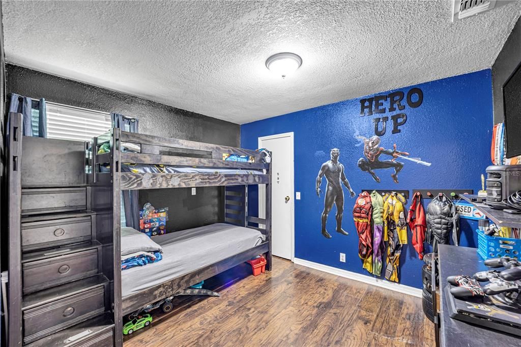Activo con contrato: $294,900 (4 camas, 2 baños, 1715 Pies cuadrados)