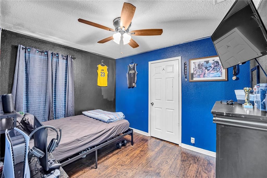 Activo con contrato: $294,900 (4 camas, 2 baños, 1715 Pies cuadrados)