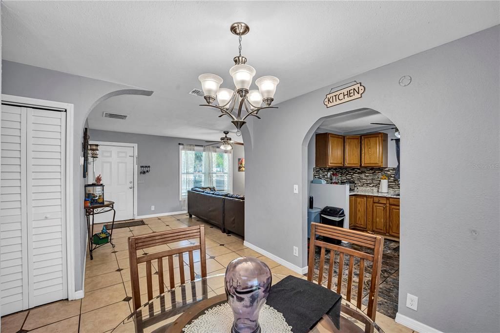 Activo con contrato: $294,900 (4 camas, 2 baños, 1715 Pies cuadrados)