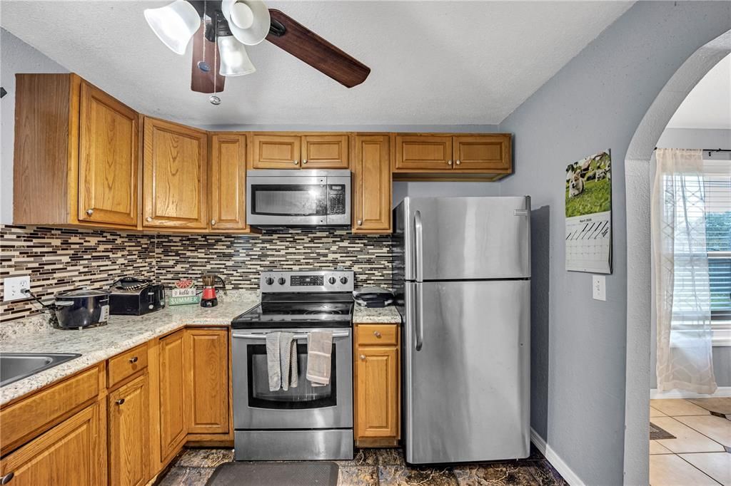 Activo con contrato: $294,900 (4 camas, 2 baños, 1715 Pies cuadrados)
