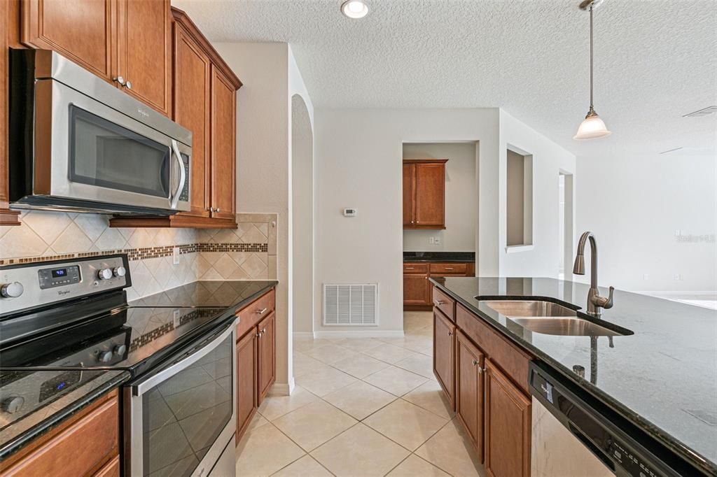 Activo con contrato: $550,000 (3 camas, 2 baños, 1910 Pies cuadrados)