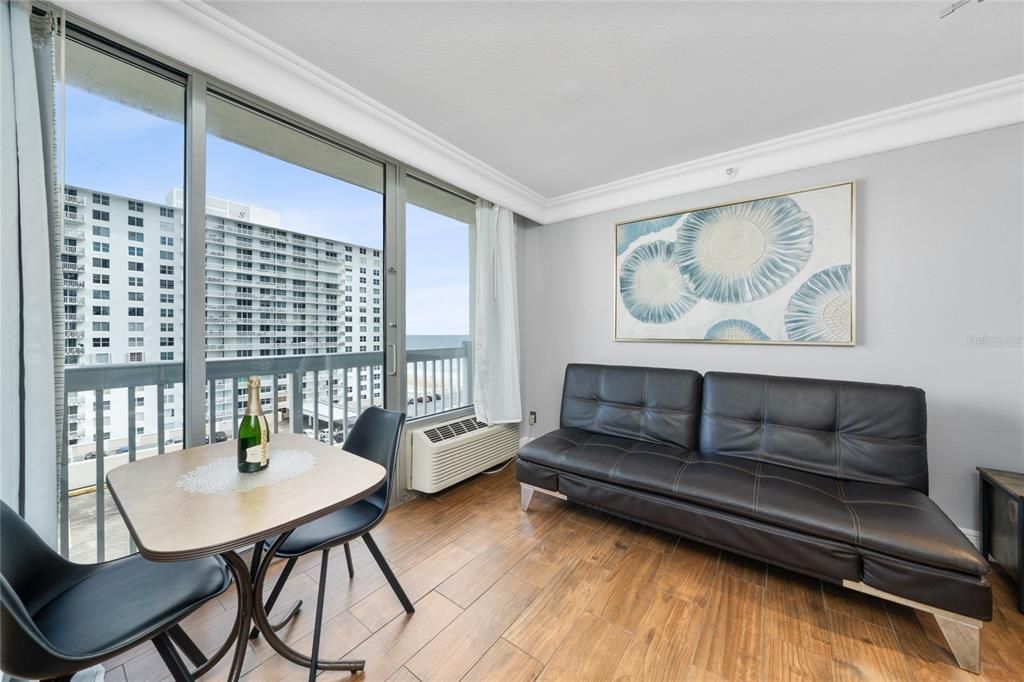 For Sale: $110,000 (1 beds, 1 baths, 682 Square Feet)