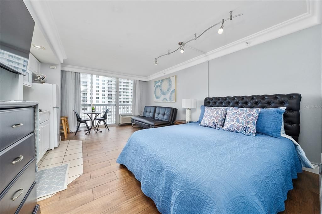 For Sale: $110,000 (1 beds, 1 baths, 682 Square Feet)