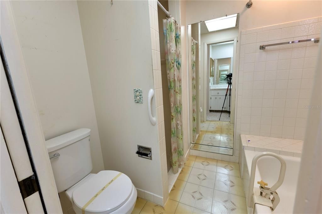 Под контрактом: $294,900 (3 спален, 2 ванн, 1932 Квадратных фут)