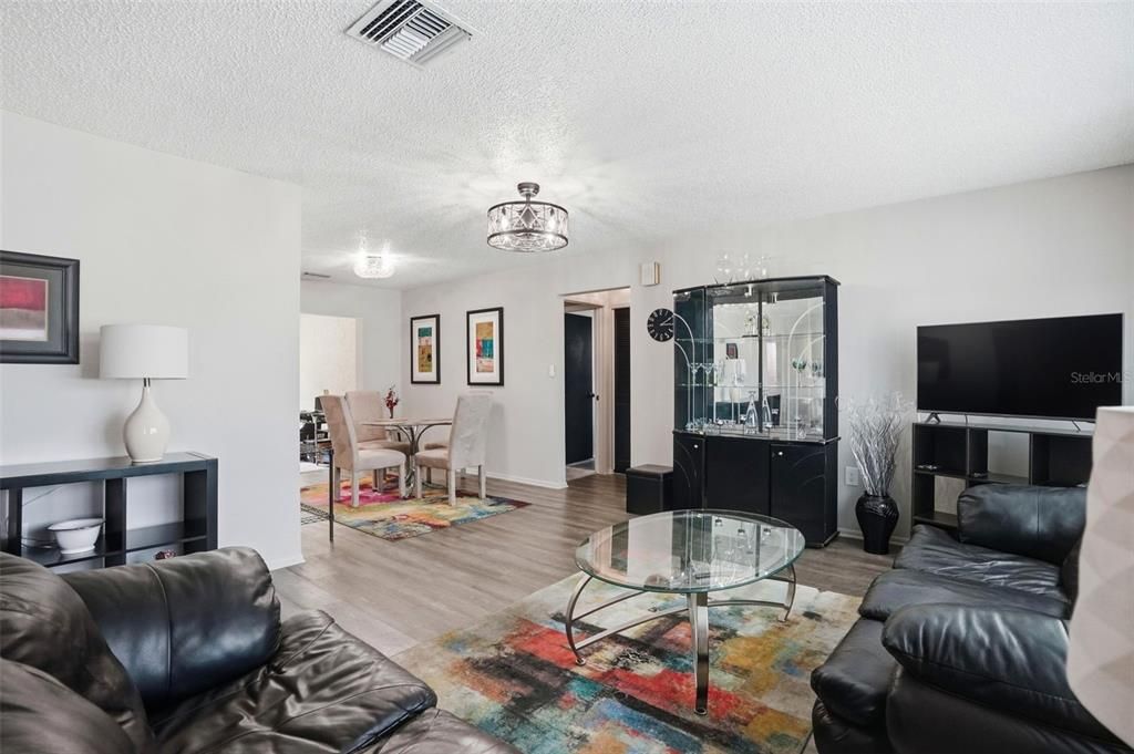 Activo con contrato: $434,000 (2 camas, 2 baños, 1574 Pies cuadrados)