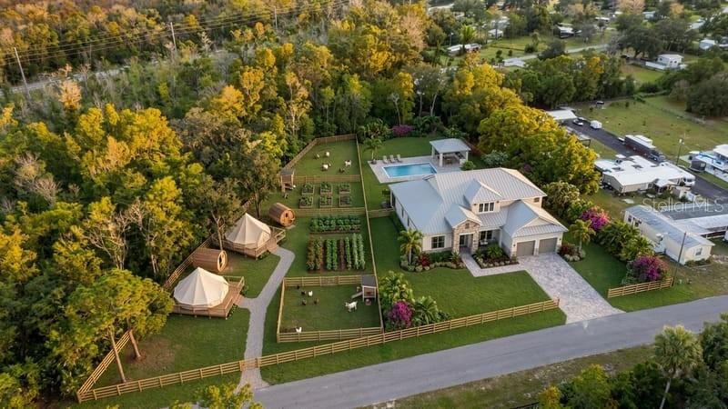 На продажу: $285,000 (1.40 acres)