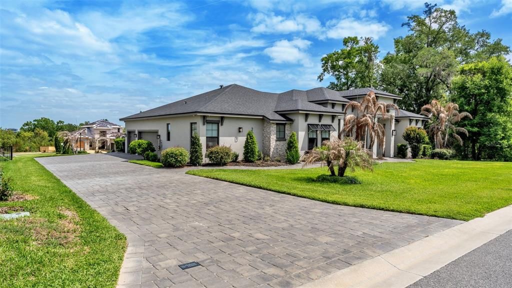 Activo con contrato: $1,275,000 (4 camas, 3 baños, 3186 Pies cuadrados)