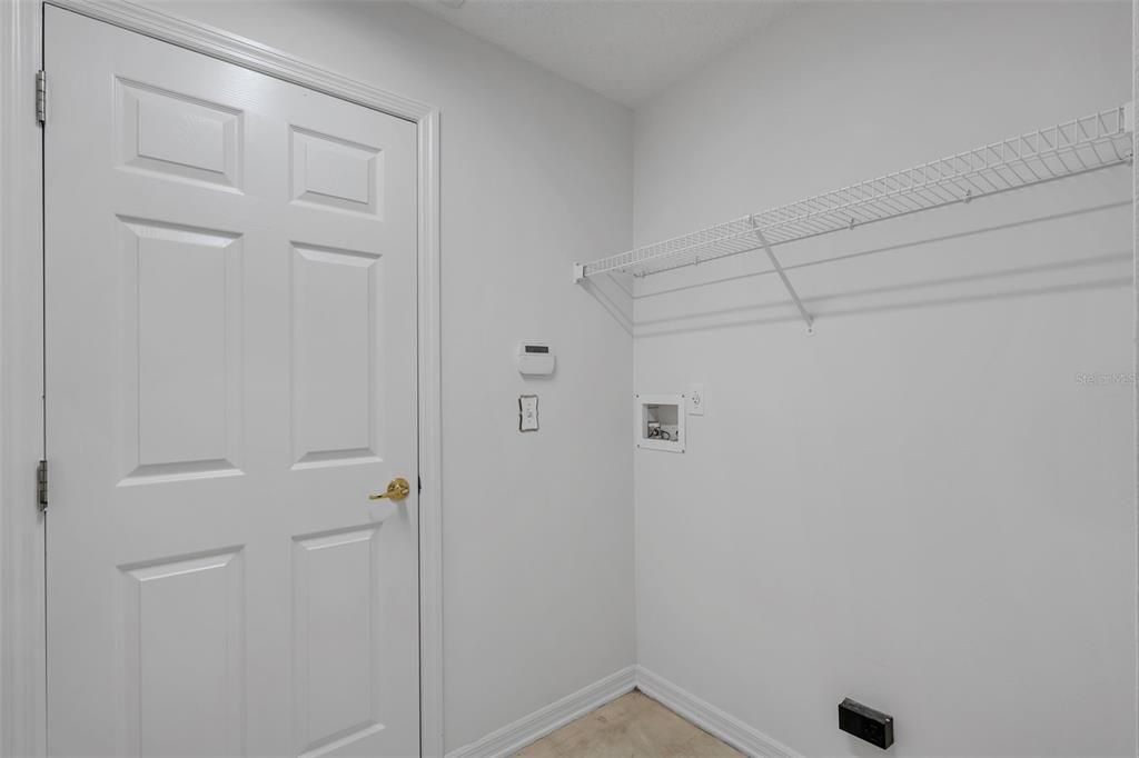 На продажу: $289,900 (2 спален, 2 ванн, 1327 Квадратных фут)