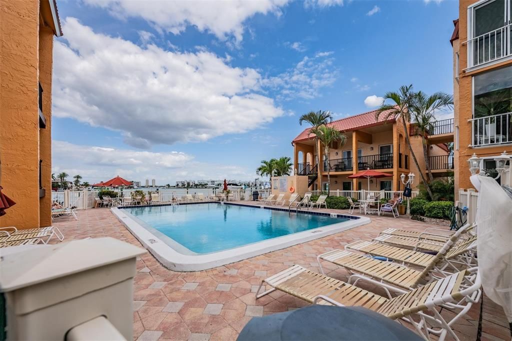Active With Contract: $200,000 (2 beds, 1 baths, 845 Square Feet)