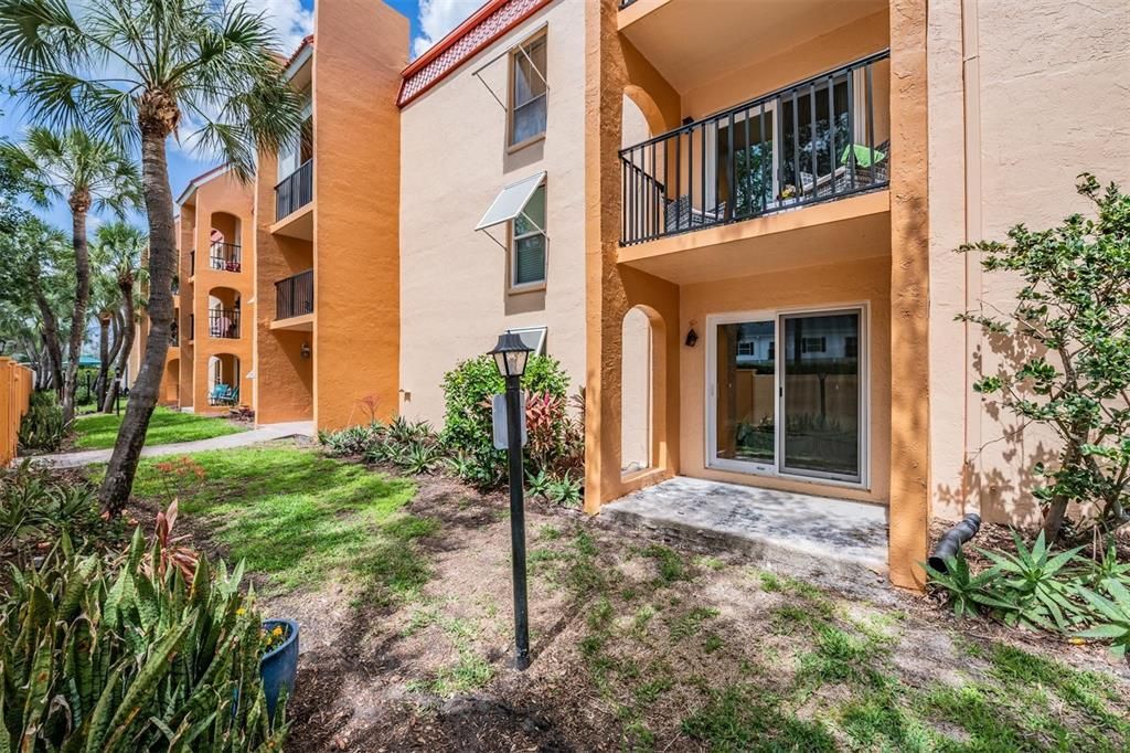 Active With Contract: $200,000 (2 beds, 1 baths, 845 Square Feet)