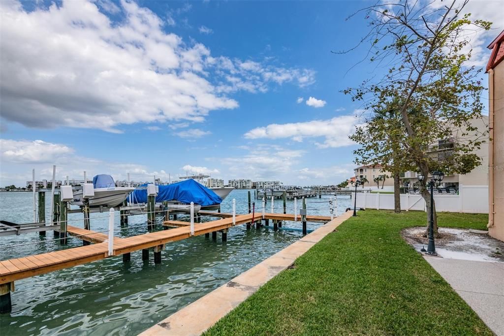 Active With Contract: $200,000 (2 beds, 1 baths, 845 Square Feet)