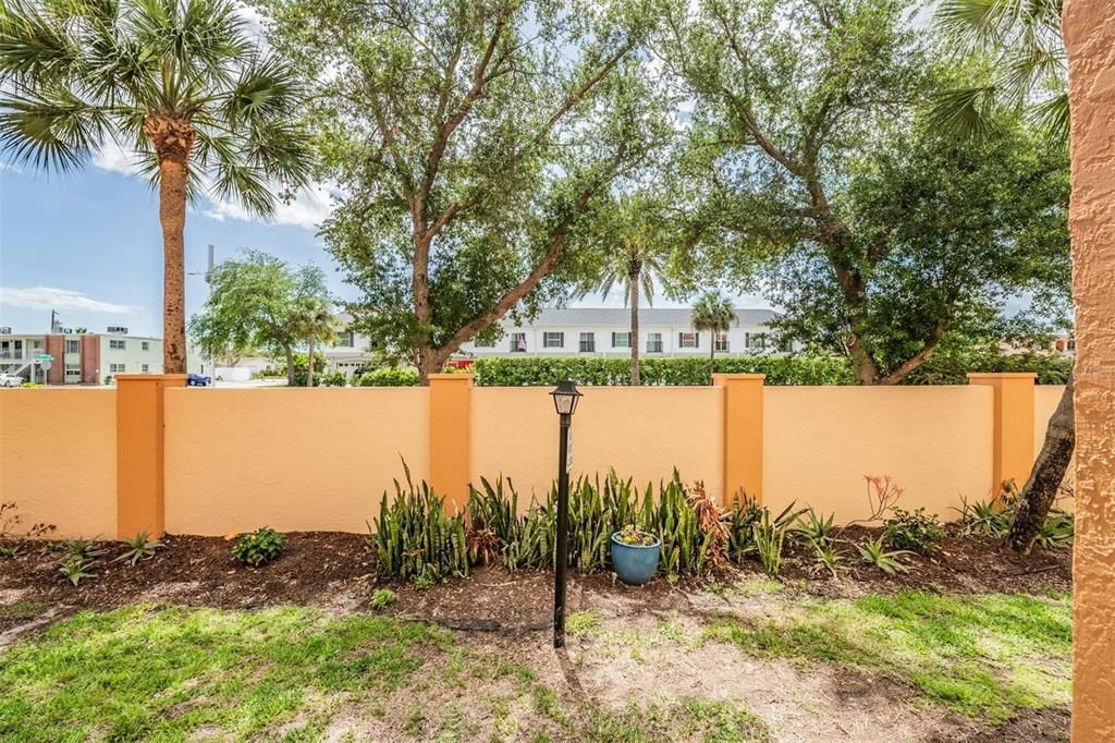 Active With Contract: $200,000 (2 beds, 1 baths, 845 Square Feet)