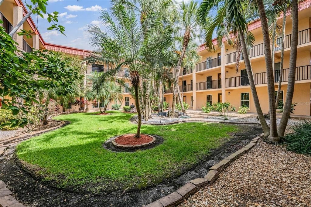 Active With Contract: $200,000 (2 beds, 1 baths, 845 Square Feet)