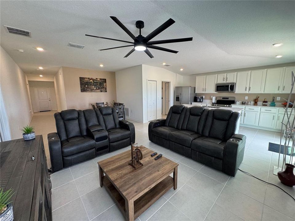 For Rent: $1,900 (3 beds, 2 baths, 1487 Square Feet)