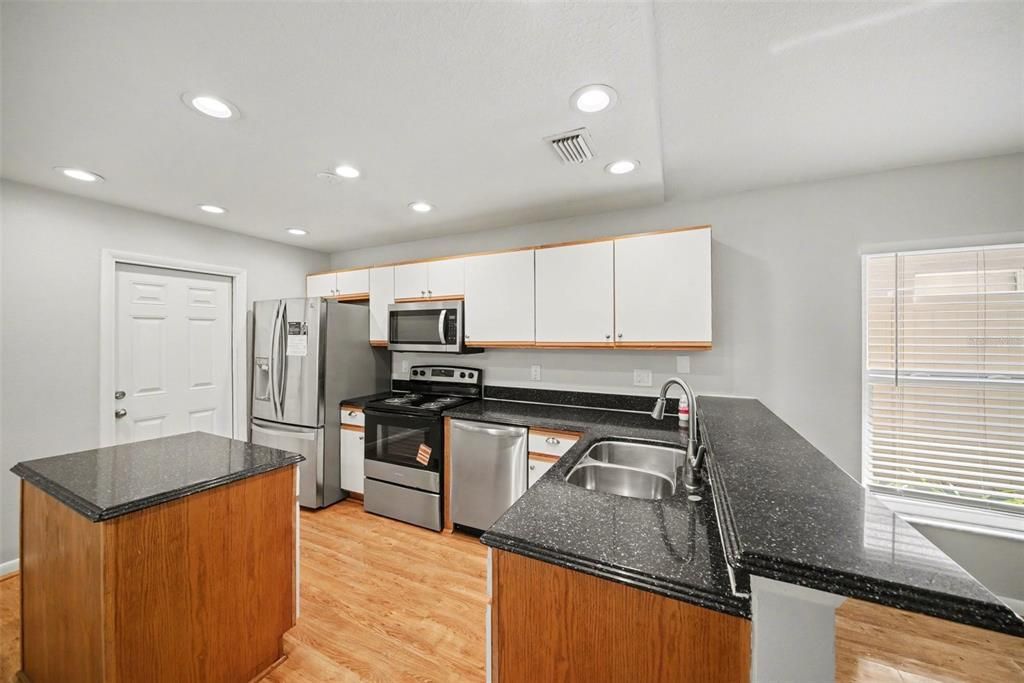 На продажу: $309,900 (3 спален, 2 ванн, 1274 Квадратных фут)