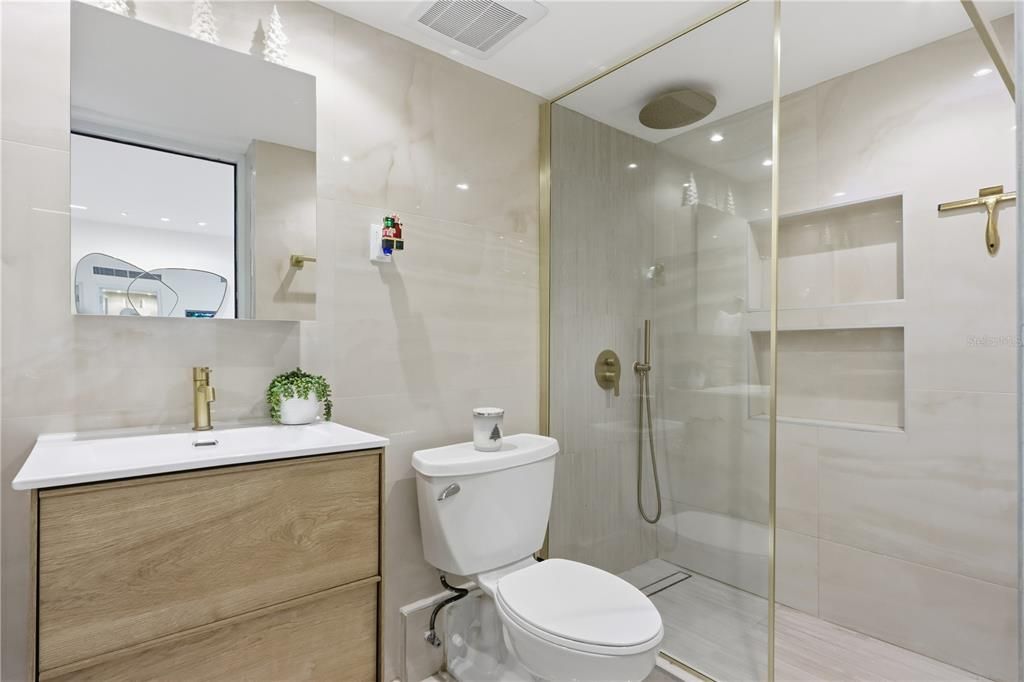 Activo con contrato: $599,000 (2 camas, 2 baños, 960 Pies cuadrados)