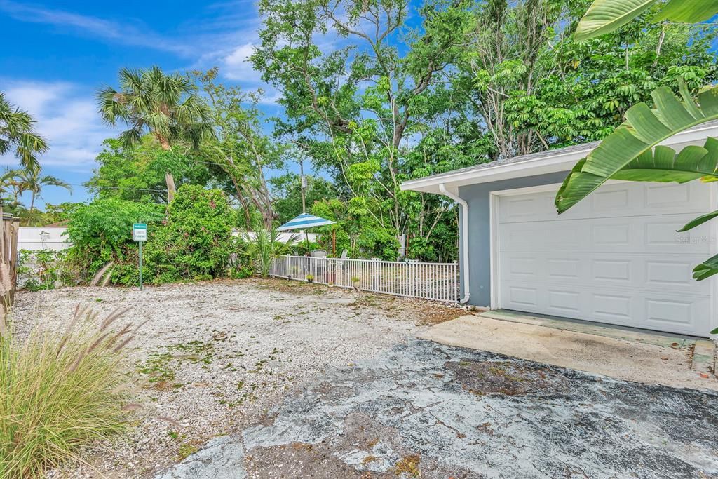 Active With Contract: $350,000 (3 beds, 2 baths, 1437 Square Feet)