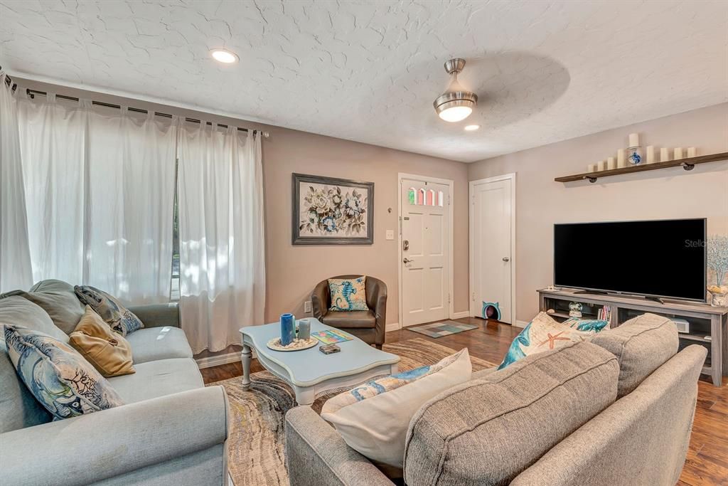 Active With Contract: $350,000 (3 beds, 2 baths, 1437 Square Feet)