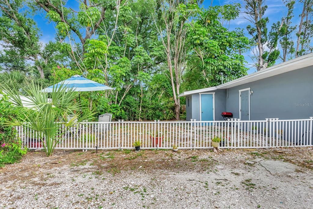 Active With Contract: $350,000 (3 beds, 2 baths, 1437 Square Feet)