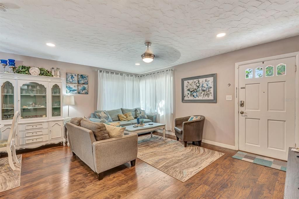 Active With Contract: $350,000 (3 beds, 2 baths, 1437 Square Feet)