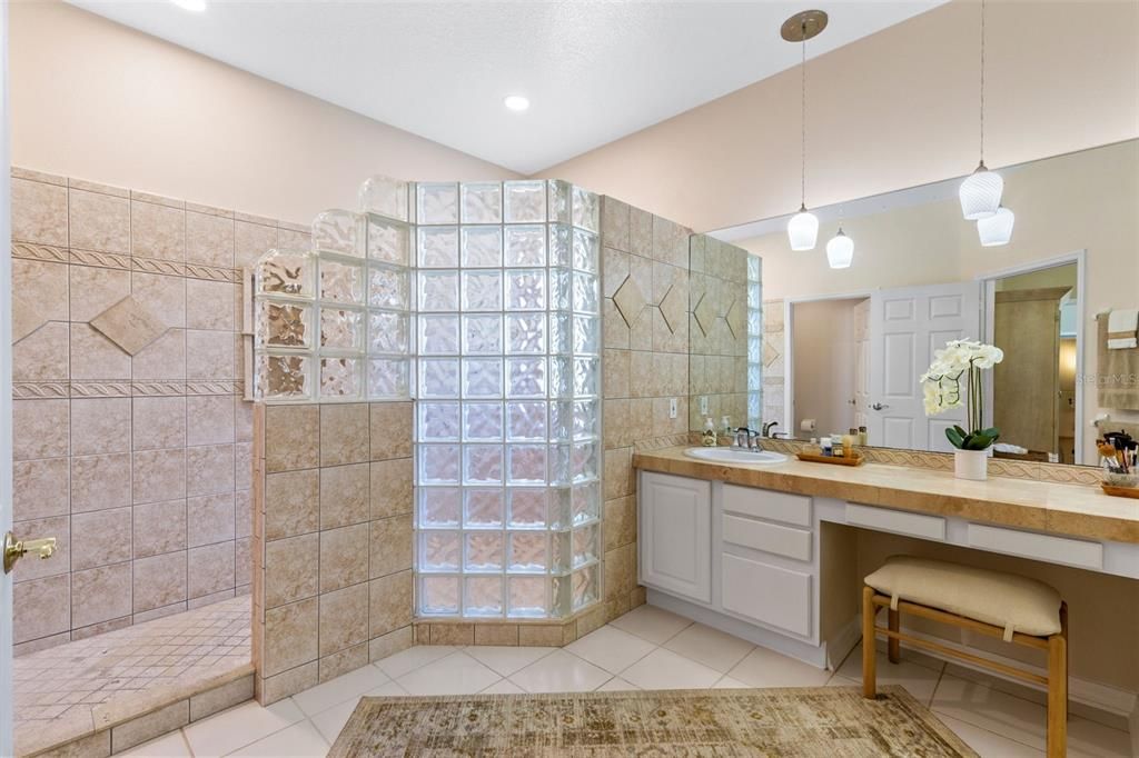 Activo con contrato: $824,900 (4 camas, 2 baños, 2902 Pies cuadrados)