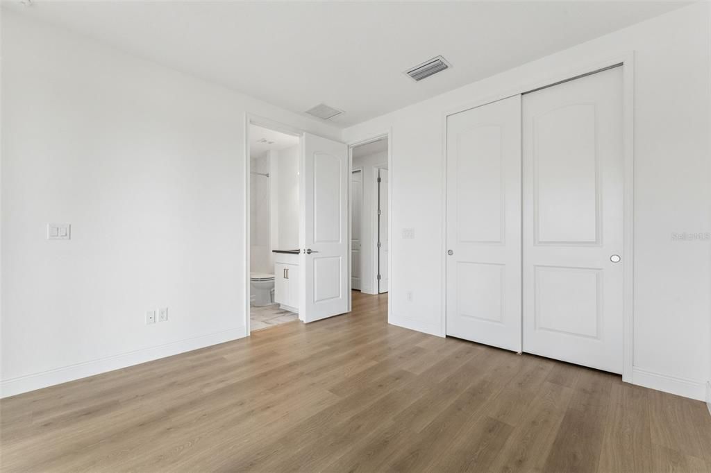 Active With Contract: $1,300,000 (5 beds, 5 baths, 3992 Square Feet)