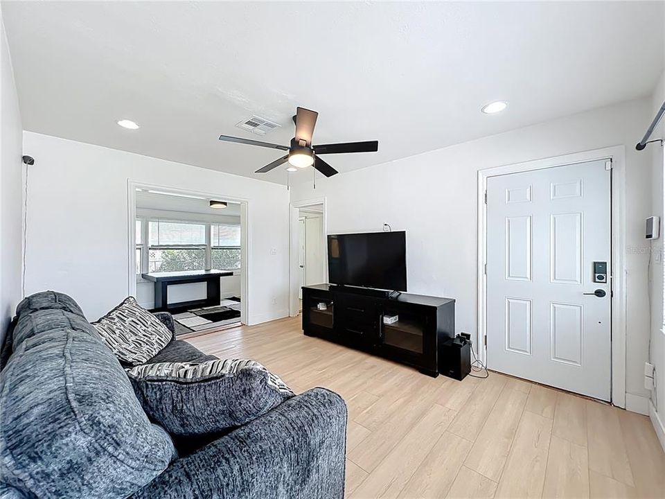 Active With Contract: $280,000 (2 beds, 1 baths, 850 Square Feet)
