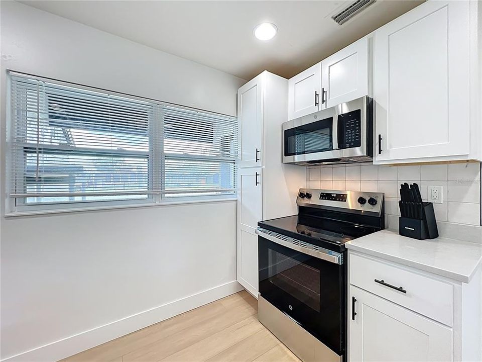 Active With Contract: $280,000 (2 beds, 1 baths, 850 Square Feet)