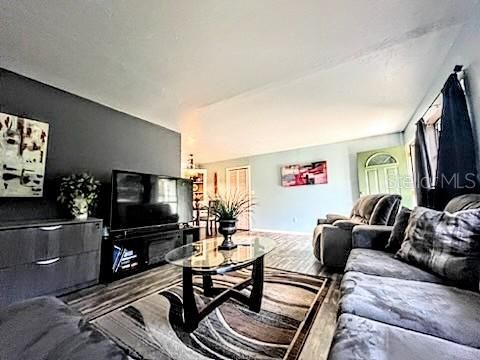 Под контрактом: $249,999 (3 спален, 1 ванн, 1048 Квадратных фут)
