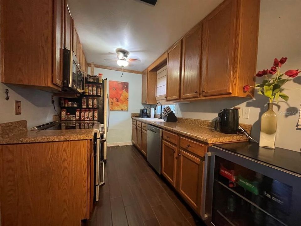Под контрактом: $249,999 (3 спален, 1 ванн, 1048 Квадратных фут)