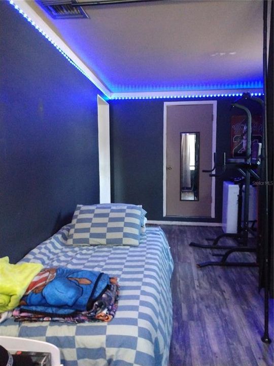 Под контрактом: $249,999 (3 спален, 1 ванн, 1048 Квадратных фут)