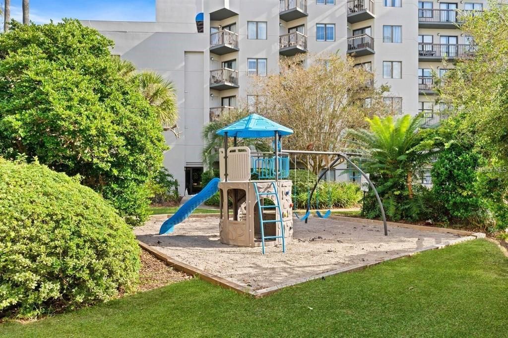 For Sale: $250,000 (2 beds, 2 baths, 583 Square Feet)