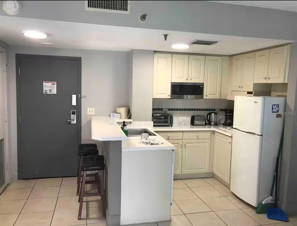 For Sale: $250,000 (2 beds, 2 baths, 583 Square Feet)