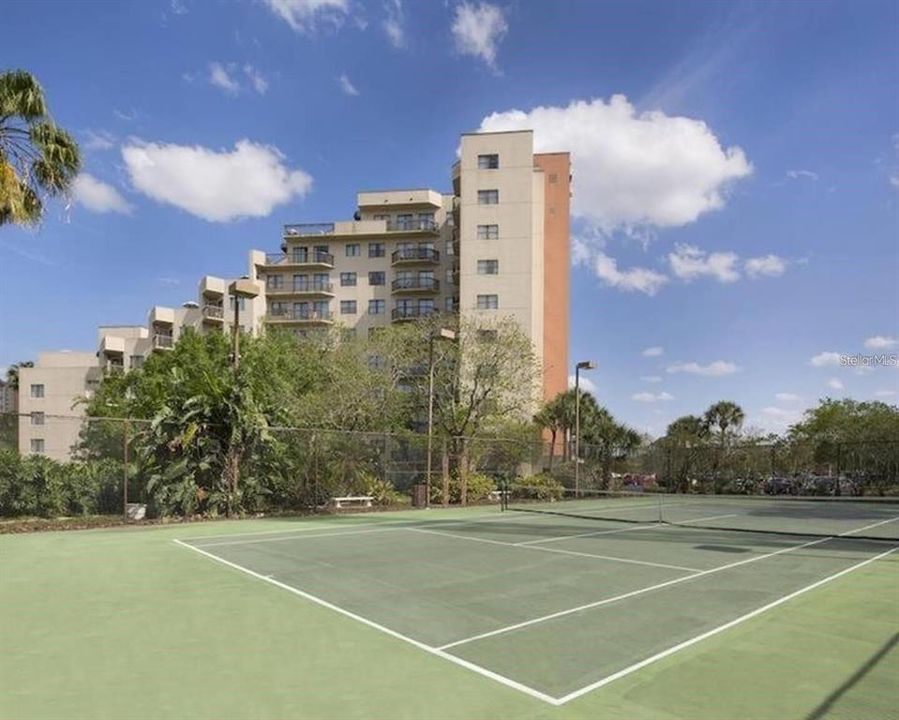 For Sale: $250,000 (2 beds, 2 baths, 583 Square Feet)
