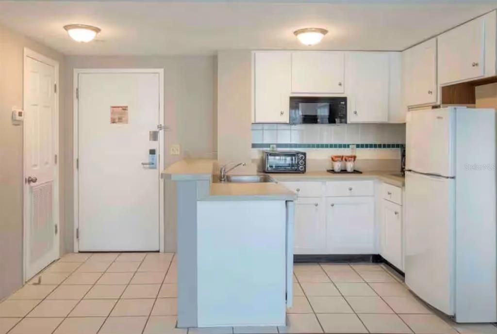 For Sale: $250,000 (2 beds, 2 baths, 583 Square Feet)
